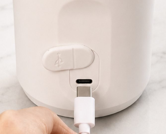 Type-C 充電線插入萬碎王底座的充電孔
